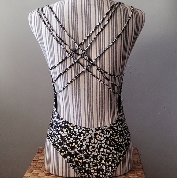 One piece swimsuit - Picture 1 of 6